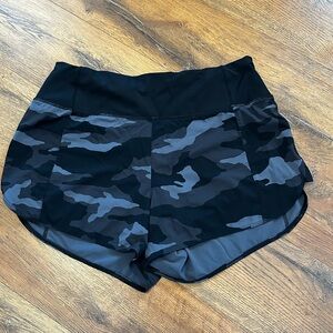 Athleta Women’s Medium Black & Gray Camo Athletic Running Shorts Zipper Pocket